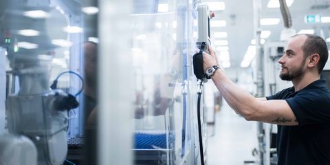 Mitarbeiter arbeitet an einer Sortiermaschine